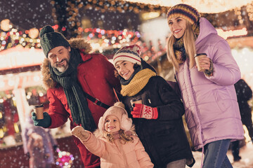 Poster - Photo of friendly beautiful family enjoy hot chocolate tea spend festive weekend garland bazaar outdoors