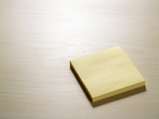 Poster - Minimalist office setting yellow sticky note on wooden desk for creative productivity