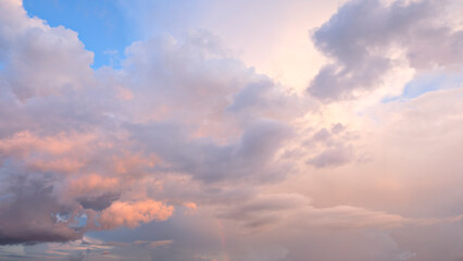 Aufkleber - A beautiful sky with pink clouds. The sky is very clear and the clouds are very fluffy