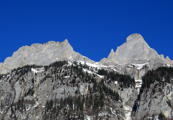 Steep rocky peaks of the Churfirsten mountain range, above Lake Walensee and the Swiss town of Walenstadtberg (Die steilen Felsgipfel der Churfirstengruppe oberhalb des Walensees, Schweiz)