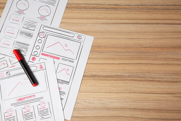 Leinwandbilder - Website development. Sketches of wireframes and felt pen on wooden table, flat lay. Space for text
