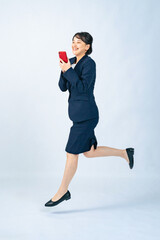 Aufkleber - ジャンプ、スマホ、スマートフォン、女性、ビジネスウーマン、ビジネスパーソン、アプリ、メール、SNS、ニュース、日本人、若い、Z世代、20代、飛躍、飛ぶ、躍動感、アクティブ、元気、アクション、跳躍、成功、サクセス、挑戦、チャレンジ、成長、目標、競争、努力、がんばる、笑顔、ポジティブ、やる気、モチベーション、喜ぶ、嬉しい、ラッキー、就活、就職活動、就活生、新入社員、タッチ、写真、切り抜き、白バック、全