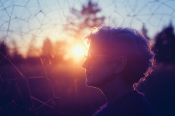 Fototapete - a woman with sunglasses on looking at the sun