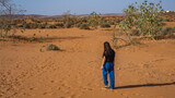 człowiek sahara  pustynia agadir maroko wielbłądy
