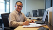 © Cedric - Lächelnder Mann an Schreibtisch mit Laptop und Papieren