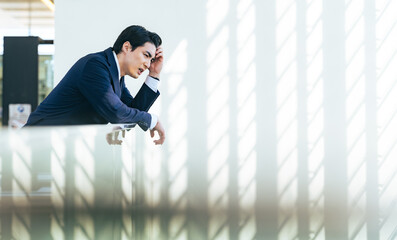 Aufkleber - ビジネス、悩む、ビジネスマン、会社員、男性、落ち込む、ショック、ビジネスパーソン、がっかり、失敗、後悔、転職、残念、困る、トラブル、問題、プレッシャー、緊張、迷う、コピースペース、広告、就職、仕事、企業、サラリーマン、不満、ストレス、考える、悩み、疑問、心配、不安、課題、憂うつ、フラストレーション、ネガティブ、日本人、疲労、過労、倒産、辛い、苦しい、苦労、人材、人手不足、経営者、オフィス、悔しい、