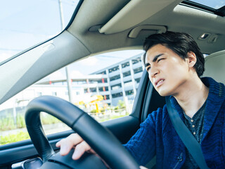 Aufkleber - 運転、ドライバー、イライラ、怒る、煽り運転、自動車、危険、クラクション、事故、交通、渋滞、男性、日本人、怒り、急ぐ、スピード、違反、マナー、ルール、運転席、車内、インテリア、ストレス、フラストレーション、困る、トラブル、問題、むかつく、免許、焦り、トイレ難民、ドライブ、長時間、保険、安全、割り込み、車間距離、迷惑、路上駐車、ウィンカー、ハンドル、マイカー、道路、旅行、通勤、若い、あおり運転、規制、