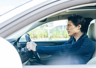 Fototapete - 自動車、運転、男性、ドライブ、ドライバー、不安、心配、焦る、渋滞、事故、安全、不満、困る、悩む、トラブル、ハンドル、運転席、運転手、日本人、迷う、表情、旅行、レンタカー、危険、残念、疑問、疲労、交通、道路、クルマ、モビリティ、車内、インテリア、失敗、間違い、ミス、見落とし、逆走、戸惑う、スピード、違反、信号、混雑、帰省ラッシュ、がっかり、落ち込む、若い、保険、ロードサービス、人物