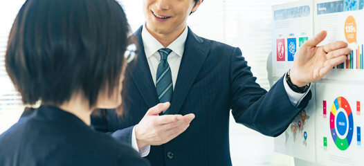 Aufkleber - 会議、ミーティング、ビジネス、プレゼン、セミナー、仕事、打ち合わせ、人物、プレゼンテーション、ビジネスマン、ディスカッション、研修、マーケティング、ビジネスパーソン、チームワーク、同僚、説明、商談、データ、グラフ、書類、マネジメント、経営、戦略、ブリーフィング、講師、男性、女性、日本人、企業、オフィス、議論、ブレインストーミング、ブレスト、ホワイトボード、サポート、相談、コーチング、カウンセリング
