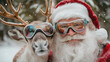 © Imagecreator - lustige Grußkarte zu Weihnachten mit Weihnachtsmann und Rentier mit Skibrille lustiges Weihnachtsmotiv für Weihnachtskarte Generative AI