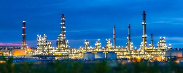Aufkleber - Industrial refinery illuminated at dusk in urban area