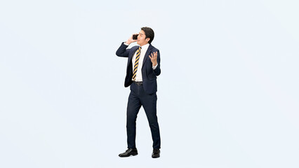 Leinwandbilder - スマホ、ビジネスマン、通話、ビジネス、男性、歩く、スマートフォン、ビジネスパーソン、全身、サラリーマン、日本人、会社員、スーツ、仕事、働く、営業、セールスマン、人材、切り抜き、コピースペース、転職、忙しい、連絡、操作、アプリ、DX、ツール、デジタルトランスフォーメーション、トーク、音楽、ミュージック、企業、スタッフ、電話、白バック、横長、バナー、広告、説明、商談、打ち合わせ、テレマーケティング、説