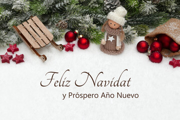 Tarjeta navideña: Saludos navideños con bolas navideñas y ramas de abeto en la nieve. Feliz Navidad y próspero año nuevo.