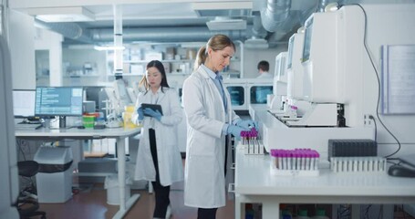 Aufkleber - Diverse Team Working in a Clinical Laboratory. Biomedical Scientists Testing Out Clinical Specimens to Obtain Information About Patient Health to Aid in Diagnosis, Treatment and Prevention of Disease