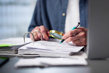 Aufkleber - Auditor Using Magnifying Glass For Audit