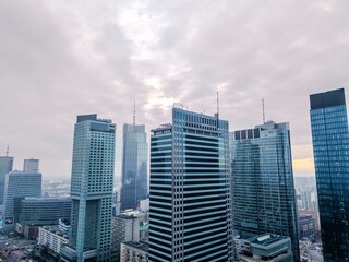 Poster - Warszawa, panorama miasta, widok na nowoczesne centrum miasta. Biurowce na tle zachmurzonego miasta.