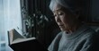© chic designs - 室内で読書をする思慮深い老婦人：ミニマルな空間での静かな反省と静けさ