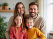 © Rick Captura - Familia sonriente con dos hijas en un ambiente cálido y hogareño