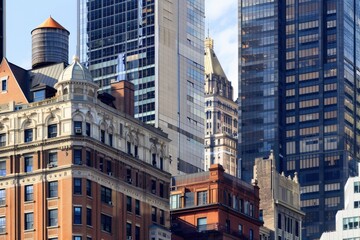 Fototapete - City skyline showcases a blend of modern and vintage architecture against a vibrant sky during the golden hour