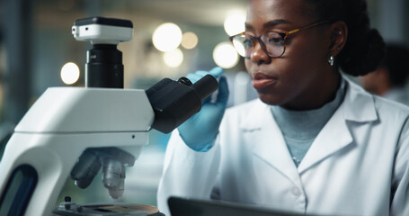 Aufkleber - Black woman, scientist and microscope for disease research and medical study with pharma investigation. Virus, biotechnology and vaccine test for health science with working healthcare professional