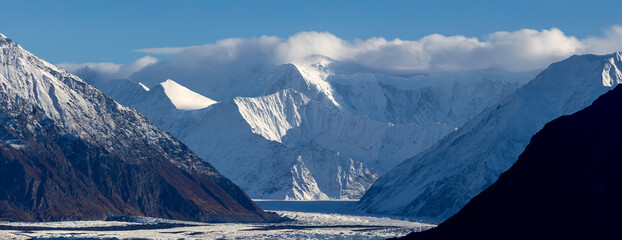 Wall Mural - snow covered mountains and matanuska glacier along glen highway in alaska