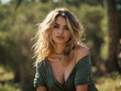 © Javier Codina  - Preciosa chica rubia con ropa causal en la naturaleza