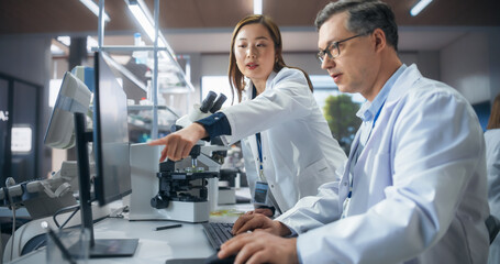 Aufkleber - Asian Female Medical Supervisor Having a Conversation with a Caucasian Scientist About a Gene Editing Research Project, Crispr Technology and Experiments. Smart Diverse Team Working in a Laboratory