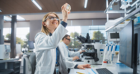 Aufkleber - Modern Research and Development Laboratory in a Medical Center. Caucasian Female Researcher Getting Excited while Looking at Experimental Samples Inside a Petri Dish