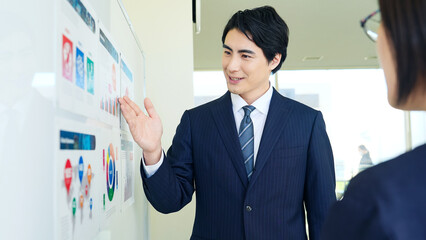 Aufkleber - ミーティング、会議、ビジネス、プレゼン、セミナー、ディスカッション、仕事、打ち合わせ、プレゼンテーション、ビジネスマン、研修、マーケティング、ビジネスパーソン、チームワーク、同僚、説明、商談、データ、グラフ、書類、マネジメント、経営、戦略、ブリーフィング、講師、男性、女性、日本人、企業、オフィス、議論、ブレインストーミング、ブレスト、ホワイトボード、サポート、相談、コーチング、カウンセリング、金融