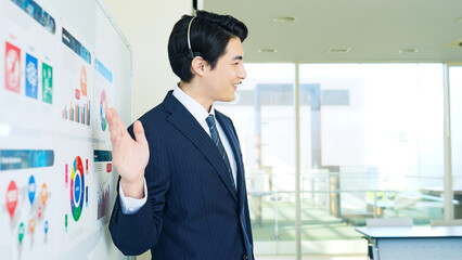 Aufkleber - プレゼンテーション、男性、ビジネス、プレゼン、ビジネスマン、会議、セミナー、仕事、ミーティング、ホワイトボード、講師、日本人、ビジネスパーソン、研修、説明、コーチング、教室、スクール、レッスン、書類、営業、宣伝、笑顔、若い、リサーチ、人材、おすすめ、紹介、オフィス、スーツ、データ、グラフ、商談、投資、資産運用、サロン、先生、教師、レクチャー、戦略、経営、マネジメント、マーケティング、30代、アドバ