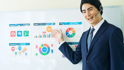 Aufkleber - プレゼン、プレゼンテーション、ビジネス、男性、ビジネスマン、会議、セミナー、仕事、ミーティング、ホワイトボード、講師、日本人、ビジネスパーソン、研修、説明、コーチング、教室、スクール、レッスン、書類、営業、宣伝、笑顔、若い、リサーチ、人材、おすすめ、紹介、オフィス、スーツ、データ、グラフ、商談、投資、資産運用、サロン、先生、教師、レクチャー、戦略、経営、マネジメント、マーケティング、30代、アドバ