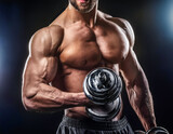 Un homme fait de la musculation avec des haltères, lumière studio, fond noir