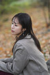 © peach100 - 森林公園にいる女性