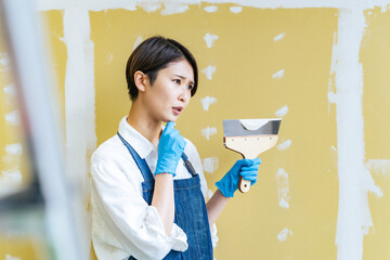 Aufkleber - DIY、内装、リフォーム、パテ、考える、疑問、不安、失敗、心配、困る、悩み、悩む、女性、日本人、壁面、壁紙、塗装、ペンキ、ペイント、コテ、道具、ツール、ホームセンター、エプロン、仕事、作業、検討、石膏ボード、住宅、建築、アトリエ、主婦、自作、コーキング、サーフェイサー、店舗、自営業、設計、インテリア、リノベーション、リノベ、経営、若い、スタッフ、アルバイト、室内、シリアス、改装、迷う、人物