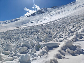 Wall Mural - Snow and ice blanket the mountains, glistening in the sun under clear skies, showcasing stunning natural beauty