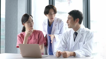 Poster - オンラインで診察をする医師と看護師