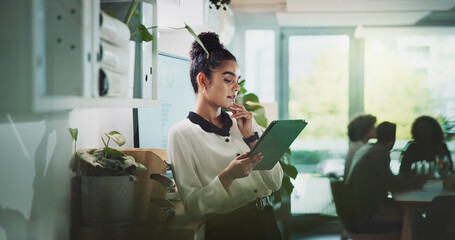 Aufkleber - Thinking , tablet and business woman for project, research reading or news feedback. Press agent, journalist or creative person on digital tech for online social networking, connection and contact