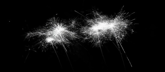 Poster - Dazzling white fireworks illuminating the night sky with vibrant bursts and sparkling effects.