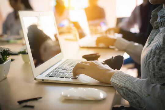 Personas trabajando en oficinas, reuniones, home office, tecnología, trabajar en oficina, móvil, ordenador, telefonía
