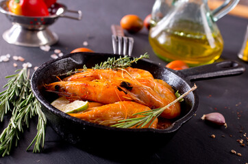 Canvas Print - Grilled shrimps with greens and garlic in a pan