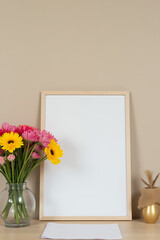 Poster - A minimalist home office setup features a simple desk with a colorful flower bouquet and notepaper on a textured sackcloth backdrop._00001_