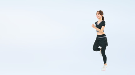 Aufkleber - スポーツウェアを着て走る女性の全身写真