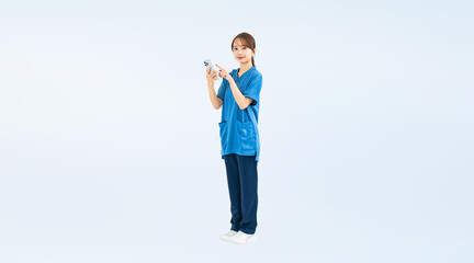 Aufkleber - スクラブを着てスマホを使う女性の全身写真