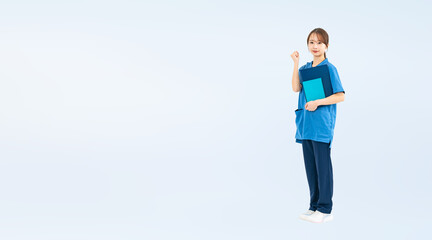 Aufkleber - スクラブを着てガッツポーズする女性の全身写真
