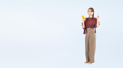 Poster - スマホを持っておすすめするカジュアルウェアの女性の全身写真