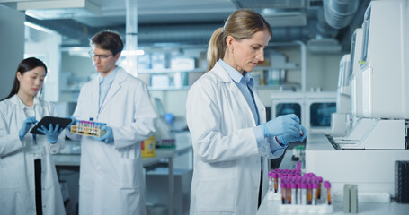 Leinwandbilder - Diverse Team Working in a Clinical Laboratory. Biomedical Scientists Testing Out Clinical Specimens to Obtain Information About Patient Health to Aid in Diagnosis, Treatment and Prevention of Disease