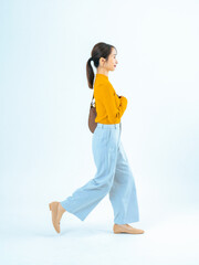 Poster - 歩く、女性、全身、外出、ショッピング、お出かけ、散歩、ビジネスパーソン、カジュアル、通勤、通学、歩行者、日本人、仕事、バッグ、買い物、前進、進歩、ポジティブ、笑顔、横顔、横向き、側面、スタート、目標、成長、チャレンジ、挑戦、人材、転職、就職、学生、ビジネスウーマン、キャリアウーマン、旅行、観光、観光客、ポートレート、おしゃれ、カラフル、競争、出発、キャリア、写真、広告、切り抜き、白バック、コピース
