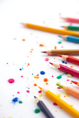 Aufkleber - Colorful pencils arranged randomly on a white background create an abstract art design that is visually appealing._00001_