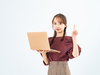 Poster - ノートパソコンを持っておすすめするカジュアルウェアの女性