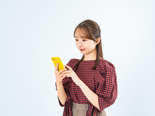 Aufkleber - スマホを見るカジュアルウェアの女性
